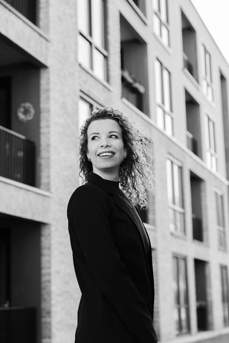 Dylana zwart wit staand zowonen
