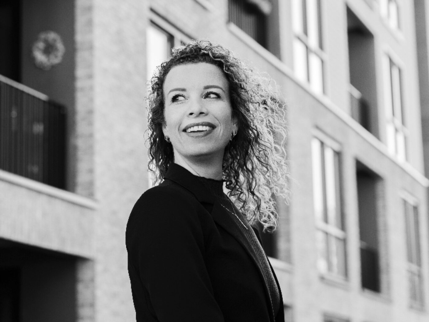 Dylana zwart wit staand zowonen